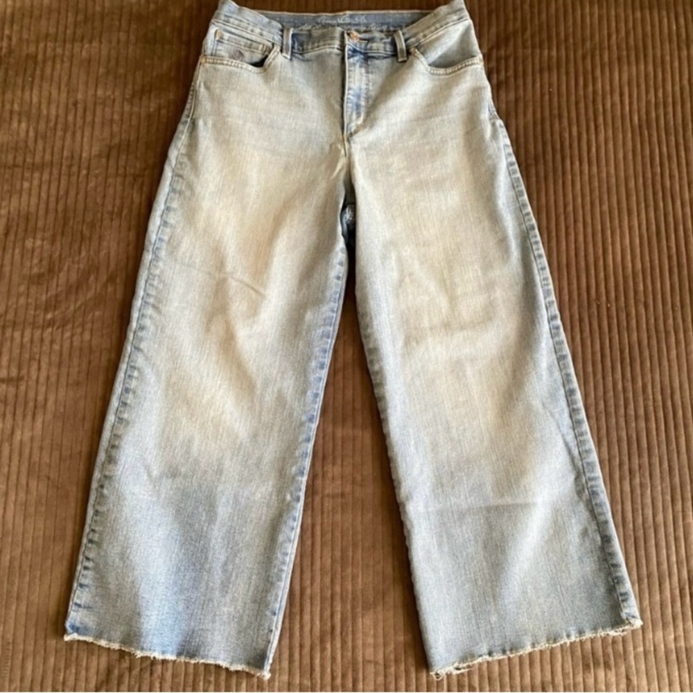 Gloria Vanderbilt Amanda Slimming Light Wash Denim Wide Leg Jeans 8